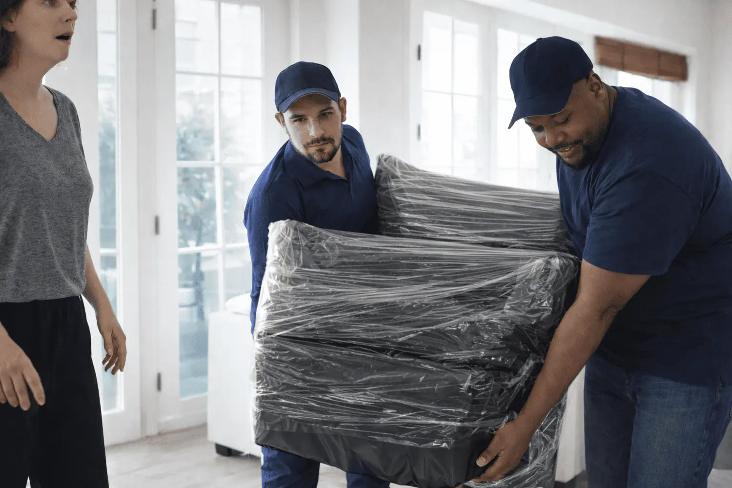 hombres amueblando salon de belleza