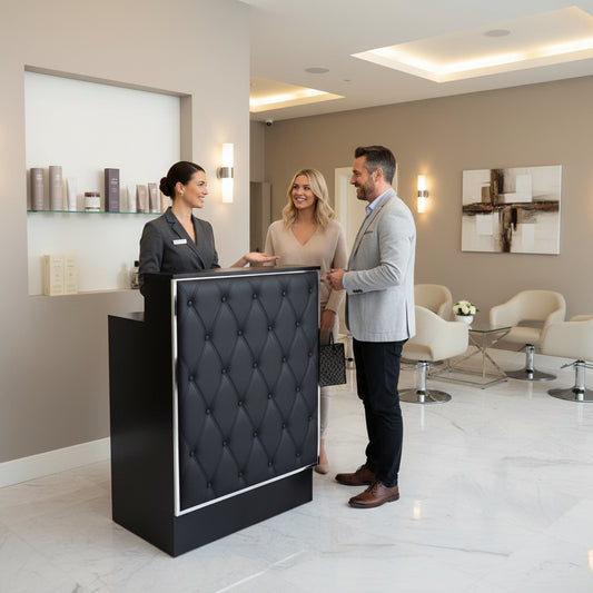 Pequeño mostrador para recepción tapizado en negro